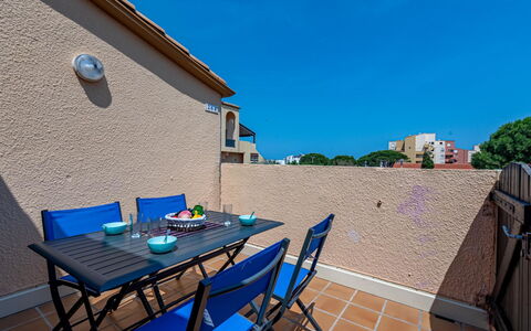 Maison des Sables 3: Table, Building, Furniture, Sky, Chair, Azure, Wood, Outdoor Table, Outdoor Furniture, Shade