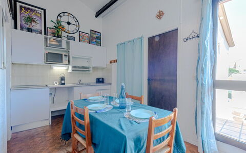 Maison des Sables 3: Table, Furniture, Property, Chair, Tableware, Interior Design, Tablecloth, Floor, Window, Kitchen & Dining Room Table