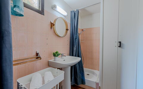 Maison des Sables 3: Mirror, Tap, Plumbing Fixture, Sink, Property, Bathroom Sink, Bathroom, Building, Purple, Interior Design