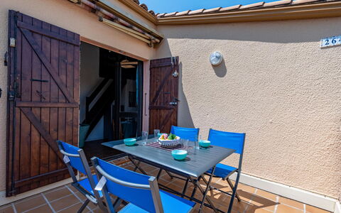 Maison des Sables 3: Table, Furniture, Property, Chair, Building, Azure, Sky, Wood, Outdoor Table, Shade