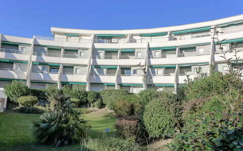 Jamaïc: Plant, Sky, Building, Grass, Urban Design, Facade, Groundcover, Landscape, City, Mixed-Use