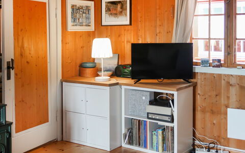 Skeisvegen: Cabinetry, Property, Table, Building, Computer Desk, Window, Wood, Desk