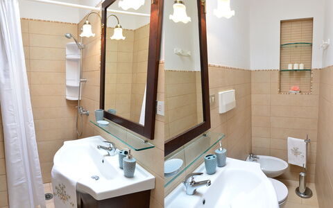 Appartamento Pineta Mare: Mirror, Brown, Tap, Sink, Bathroom Sink, Plumbing Fixture, Property, Bathroom, Interior Design, Bathroom Cabinet