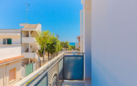 Appartamento Pineta Mare: Sky, Window, Building, Azure, Urban Design, Condominium, Facade, Arecales, Leisure, Apartment