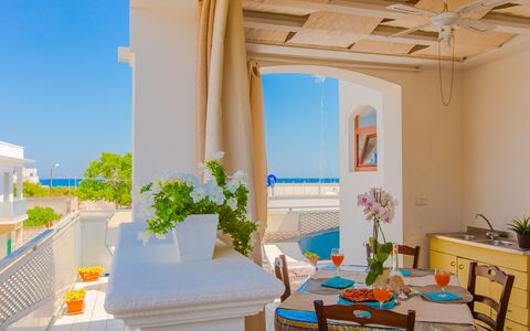 Appartamento Pineta Mare: Plant, Table, Sky, Property, Furniture, Azure, Interior Design, Houseplant, Wood, Shade