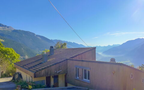 Maison le Fontany: Sky, Mountain, Plant, Property, Building, Window, Ecoregion, Cloud, Azure, Slope