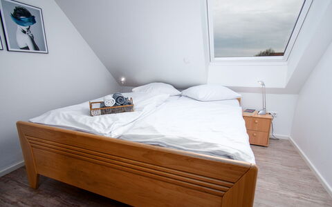 Sanddüne: Furniture, Comfort, Building, Window, Bed Frame, Wood, Interior Design, Architecture, Floor, Flooring