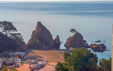 Berganti: Natural Landscape, Sky, Rock, Landmark, Coast, Sea, Promontory, Mountain, Coastal And Oceanic Landforms, Formation