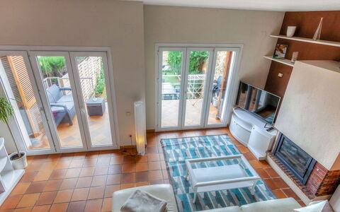 Berganti: Property, Room, Furniture, Building, Floor, House, Interior Design, Real Estate, Home, Bedroom