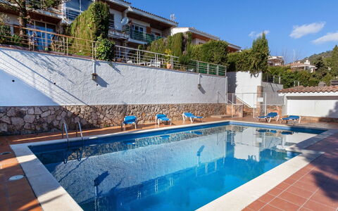 Berganti: Swimming Pool, Property, Real Estate, Building, House, Residential Area, Home, Architecture, Estate, Leisure