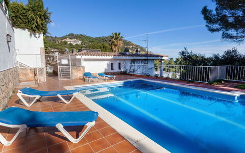 Berganti: Swimming Pool, Property, Real Estate, Leisure, Vacation, House, Building, Resort, Sky, Villa