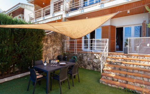 Berganti: Property, Real Estate, House, Patio, Backyard, Building, Yard, Room, Shade, Grass