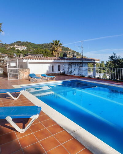 Berganti: Swimming Pool, Property, Real Estate, Leisure, Vacation, House, Building, Resort, Sky, Villa