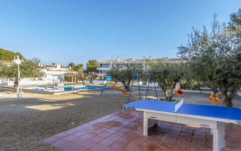 Ursula: Property, Sky, Real Estate, Furniture, Vacation, Building, House, Residential Area, Leisure, Park