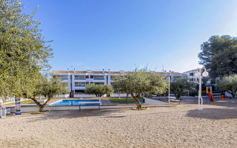 Ursula: Daytime, Sky, Property, Public Space, Tree, Architecture, Real Estate, City, Spring, Urban Design