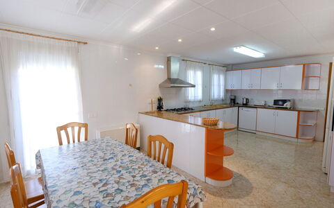 Sofía: Room, Property, Furniture, Building, Interior Design, Floor, House, Real Estate, Ceiling, Table