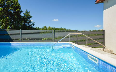 Milka 2: Water, Sky, Daytime, Property, Plant, Building, Swimming Pool, Blue, Azure, Cloud