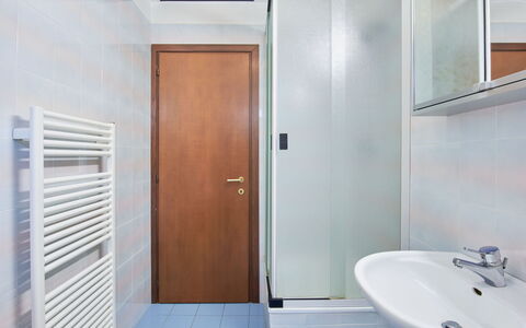 Carmen (Dma168): Mirror, Tap, Plumbing Fixture, Property, Sink, Building, Door, Bathroom Sink, Bathroom