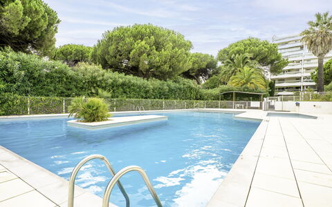 Fleurie i: Water, Cloud, Sky, Plant, Daytime, Swimming Pool, Azure, Tree, Outdoor Furniture, Building