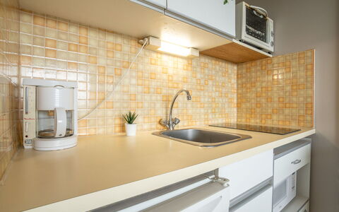 Fleurie i: Tap, Kitchen Sink, Countertop, Sink, Cabinetry, Property, Plumbing Fixture, Building, Kitchen, Wood