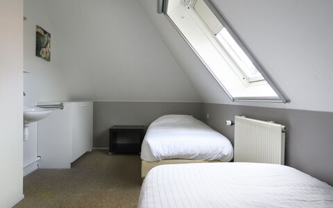Bungalowpark It Wiid: Furniture, Comfort, Bed Frame, Building, Bed, Pillow, Shade, Wood