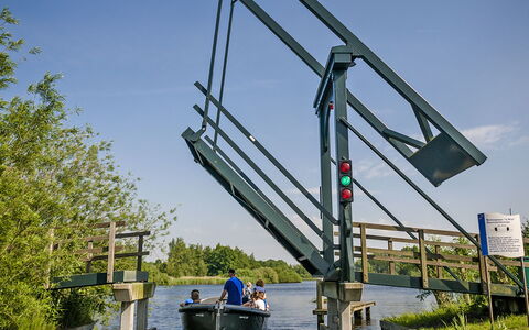 Bungalowpark It Wiid: Sky, Water, Plant, Vehicle, Tree, Crane, Lake, Watercraft, Water Transportation