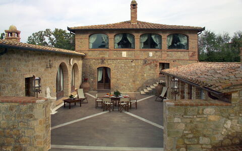 Villa Fontanelle: Sky, Cloud, Tree, Window, Roof, Facade, Rural Area, Landscape, Arch, City