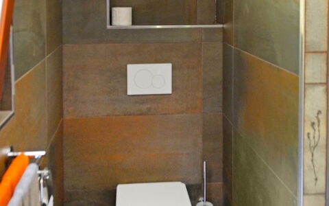 Chalet la Frêtaz: Brown, Toilet, Bathroom, Building, Plumbing Fixture, Purple, Wood, Floor, Flooring