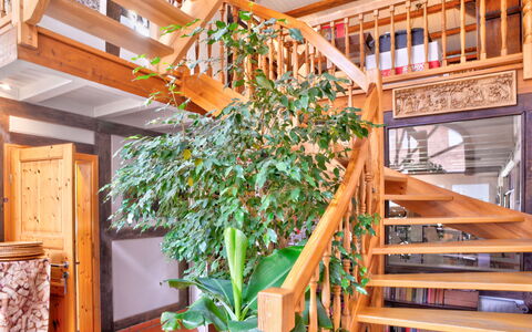 Phileas: Plant, Building, Wood, Architecture, Beam, Wood Stain, Hardwood, Real Estate, Ceiling, Twig