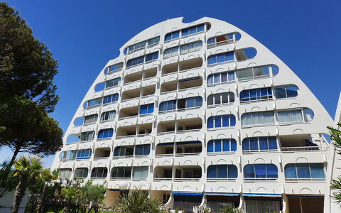 La Grande Motte 600: Sky, Building, Plant, Tree, Urban Design, Tower Block, Residential Area, Facade, Commercial Building, City