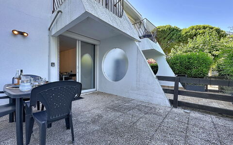 Dixie Land: Balcony, Daylighting, Villa, Hotel