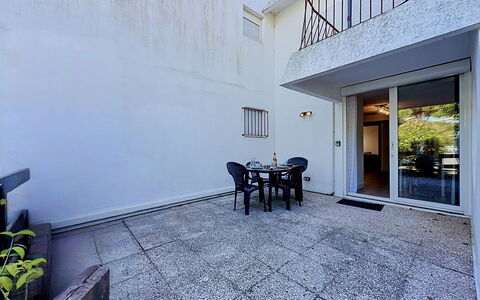 Dixie Land: Floor, Architecture, Flooring, Door, Concrete, Apartment, Balcony, Daylighting, Houseplant, Courtyard