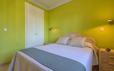 Golf Y Playa: Bedroom, Bed, Room, Furniture, Bed Sheet, Property, Wall, Bed Frame, Floor, Green