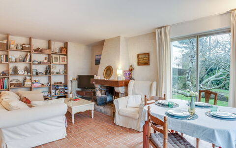 Ty Mam Goz: Property, Room, Furniture, Building, Interior Design, House, Floor, Real Estate, Table, Ceiling