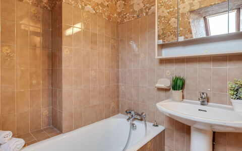 Ty Mam Goz: Bathroom, Property, Room, Tile, Interior Design, Wall, Tap, Real Estate, Building, Floor