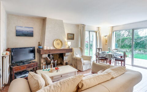 Ty Mam Goz: Living Room, Property, Room, Furniture, Interior Design, Coffee Table, Real Estate, Building, Table, House