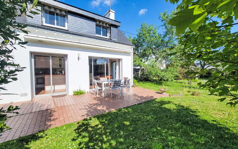 Ty Mam Goz: Residential Area, Home, Shrub, House, Cottage, Estate, Garden, Driveway, Yard, Suburb