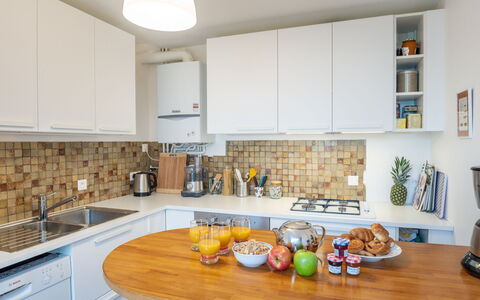Ty Mam Goz: Countertop, Room, Kitchen, Property, Furniture, Interior Design, Cabinetry, Home, Building, House