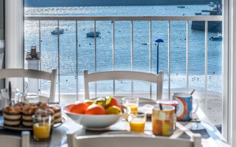 Quiberon 226: Water, Food, Tableware, Table, Property, Window, Building, Interior Design, Fruit, Orange