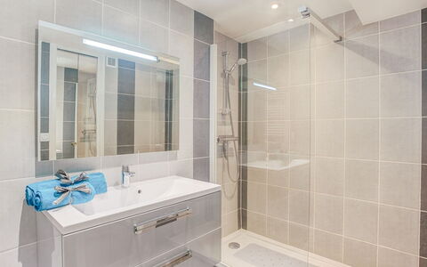 Quiberon 226: Mirror, Tap, Plumbing Fixture, Sink, Shower Head, Bathroom Cabinet, Bathroom Sink, Bathroom, Cabinetry