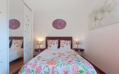 Meeresblick: Furniture, Interior Design, Bed, Bedroom, Floor, Bed Sheet, Flooring, Bedding, Linens, Room