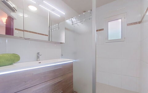 Meeresblick: Wall, Flooring, Plumbing Fixture, Interior Design, Bathroom, Floor, Bathroom Cabinet, Bathroom Sink, Mirror, Tap