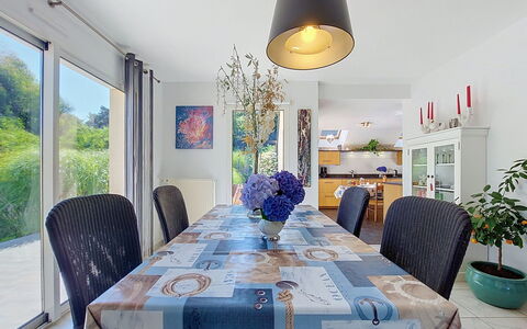 Meeresblick: Furniture, Interior Design, Chair, Dining Room, Table, Flooring, Kitchen & Dining Room Table, Room, Textile, Floor