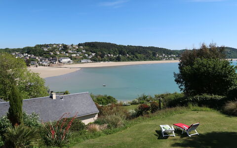 Meeresblick: Property, Sky, Bay, Coast, Grass, Cottage, House, Sea, Shore, Real Estate