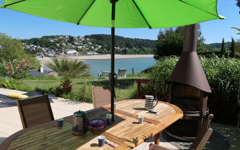 Meeresblick: Umbrella, Property, Table, Furniture, Patio, Outdoor Table, Deck, Shade, Picnic Table, Real Estate