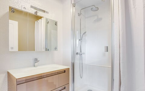 La Closerie des Tremieres: Bathroom, Property, Room, Interior Design, Tile, Floor, Architecture, Plumbing Fixture, Ceiling, Tap