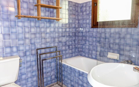 Le Romarin: Bathtub, Plumbing Fixture, Property, Tap, Blue, Azure, Purple, Window, Bathroom, Interior Design