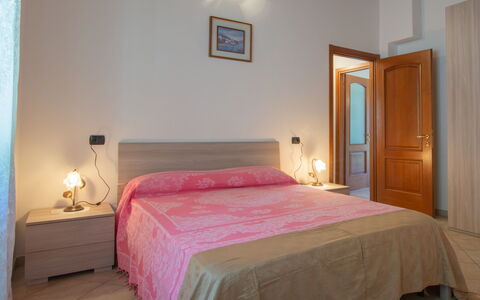 Fuentes: Bedroom, Bed, Room, Furniture, Bed Sheet, Property, Bedding, Floor, Bed Frame, Wall