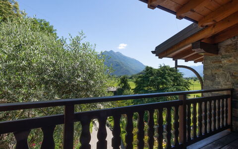 Fuentes: Property, Tree, House, Sky, Real Estate, Handrail, Architecture, Balcony, Building, Room
