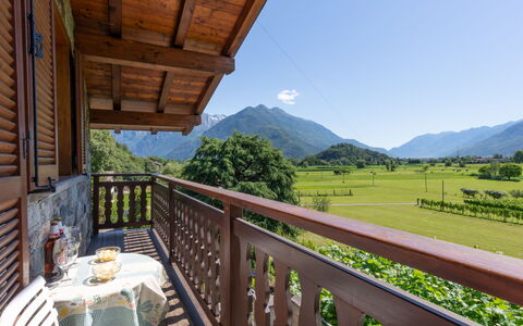 Fuentes: Property, Real Estate, House, Room, Building, Mountain, Home, Estate, Cottage, Grass
